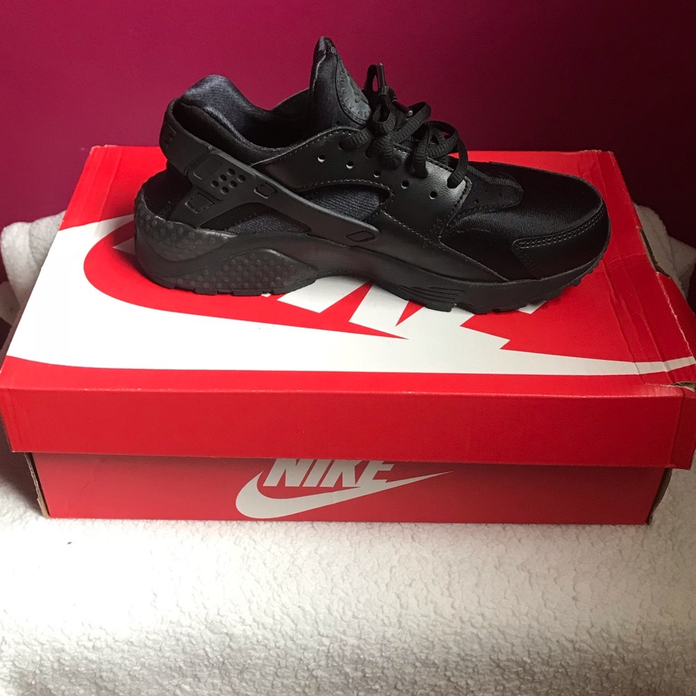 Nike Black Huaraches